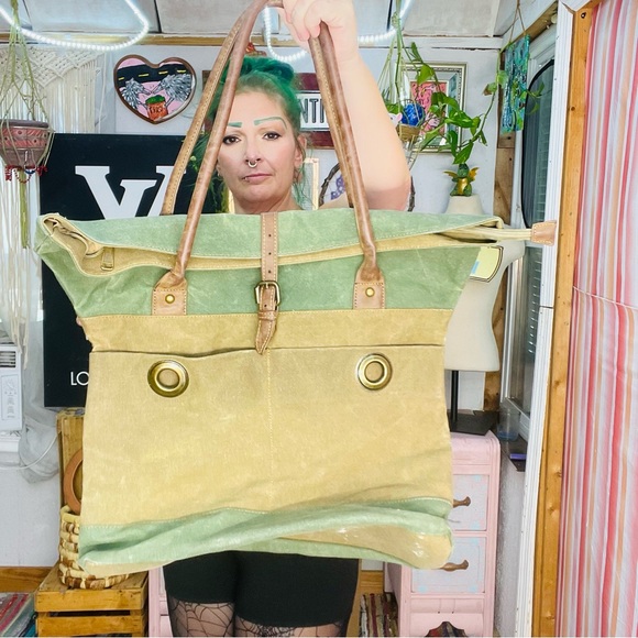 Cargoit Handbags - Green and Tan Structured Tote with Gold Hardware